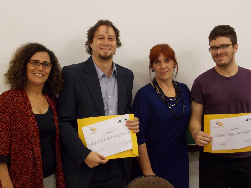 Premiação dos melhores artigos da III Semana de Ciência Política pelas coordenadoras do PPGPOL
