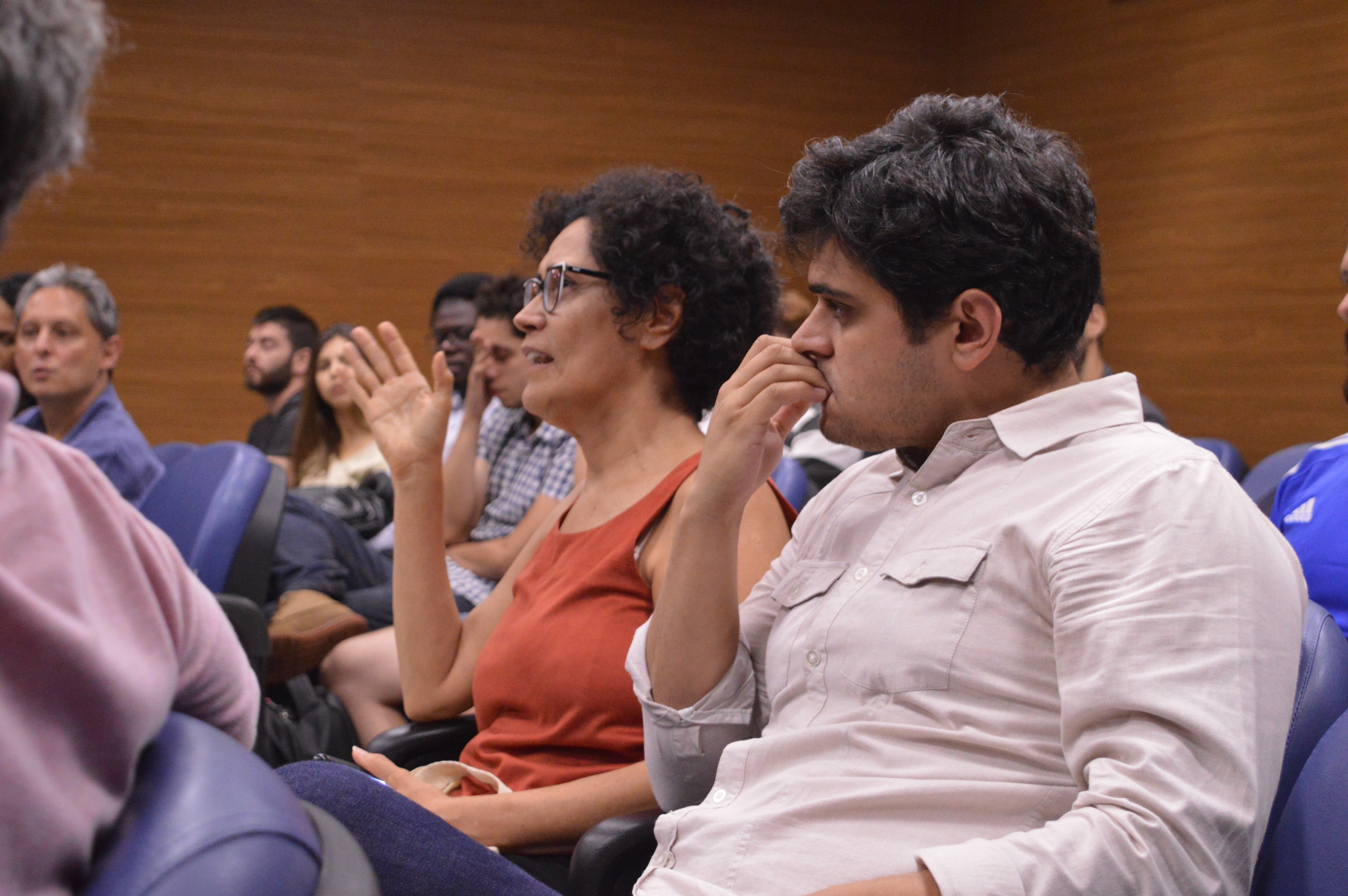 Participantes do evento. No primeiro plano imagens da Profa. Maria do Socorro Braga e do Prof. Gabriel Casalecchi, ambos do Departamento de Ciências Sociais da UFSCAR e do PPGPOL.