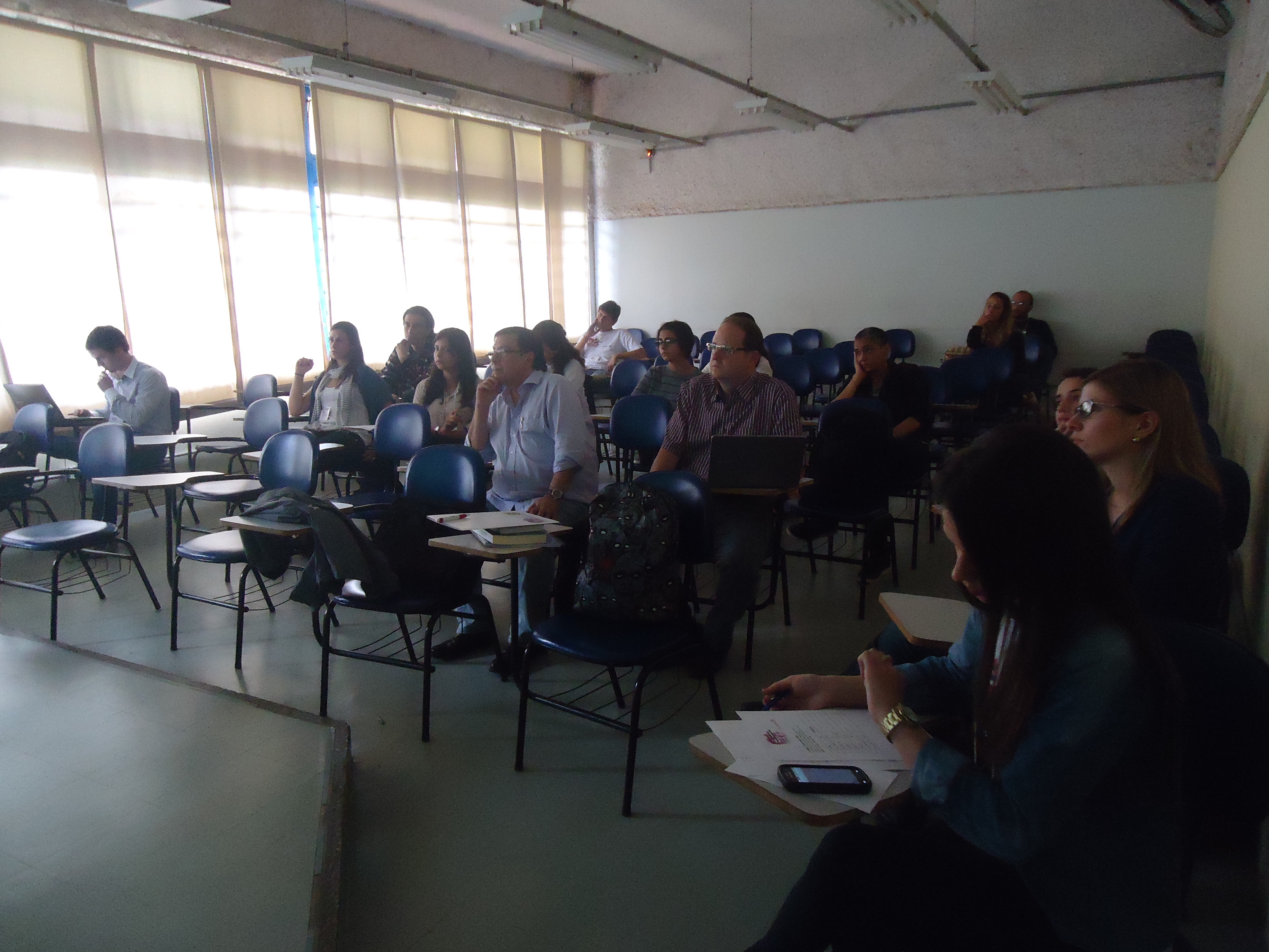 Professores e Discentes debatendo trabalhos apresentados no WMCP